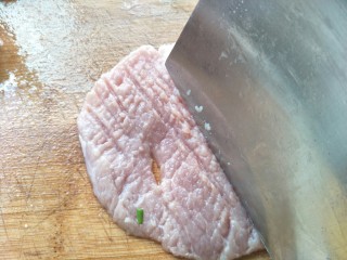 5、炸猪排,两面都如此，如果有剁肉锤就更方便了。