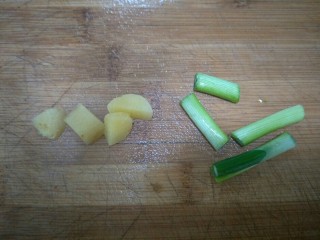 7、炸猪排,姜切块，葱切断。