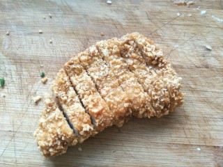 18、炸猪排,两面都炸至金黄，捞出控油，然后切块。