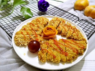 19、炸猪排,装入盘中挤上番茄酱，或者泰国辣酱就可以上桌啦！