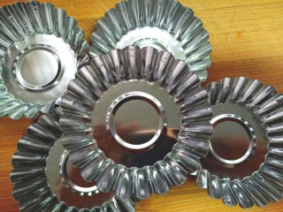 1、蒸蓝莓鸡蛋糕,取蛋挞碗清洗干净