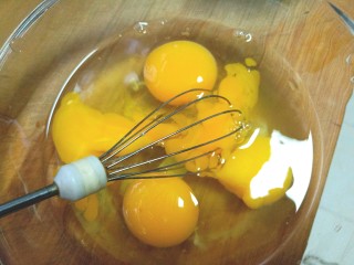 4、蒸蓝莓鸡蛋糕,打入盆中，打成蛋液