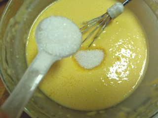 7、蒸蓝莓鸡蛋糕,加入白糖，酵母搅拌均匀