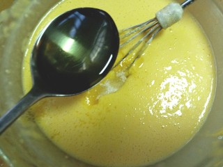 8、蒸蓝莓鸡蛋糕,再加入玉米油，搅拌均匀