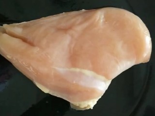1、炸鸡排,首先准备一块鸡胸肉洗净