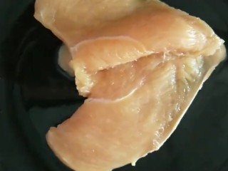 2、炸鸡排,从中间片开