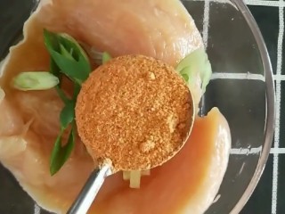 3、炸鸡排,放入碗中加入葱姜，料酒，奥尔良腌料，抓拌均匀腌制一小时