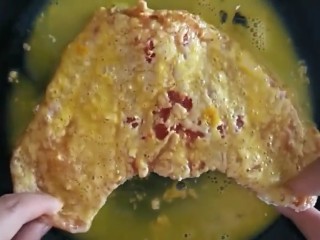 5、炸鸡排,再裹上鸡蛋液