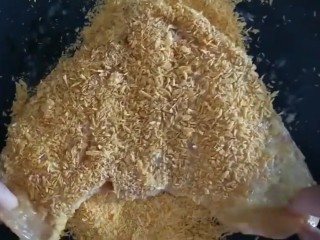 6、炸鸡排,最后裹上面包糠