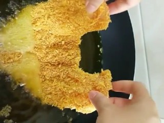 7、炸鸡排,油温五成热下锅炸