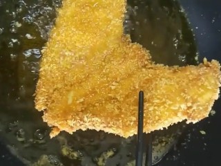 8、炸鸡排,小火炸至外表金黄里面熟透捞出