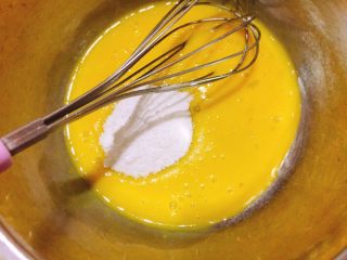 3、7寸中空戚风蛋糕（新手零失败）,蛋黄用手动打蛋器打散，加入20克的细砂糖