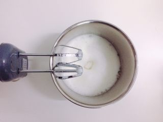 7、奥利奥咸奶油蛋糕卷,然后打至蛋白出现小气泡，加入三分之一的砂糖。