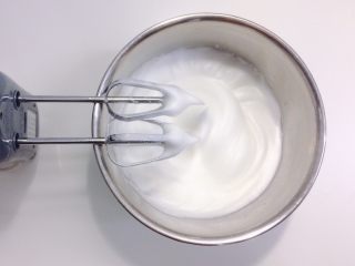 8、奥利奥咸奶油蛋糕卷,在蛋白霜出现纹路时加入最后剩下的三分之一的砂糖，打至湿性发泡即可。（如图）