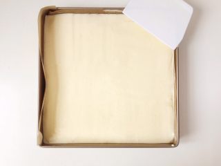 11、奥利奥咸奶油蛋糕卷,然后将蛋糕糊倒入烤盘中，用刮刀将蛋糕糊抹平。