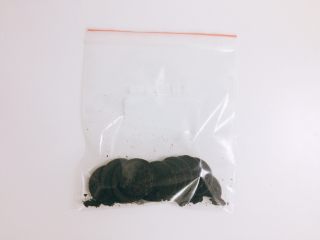 15、奥利奥咸奶油蛋糕卷,将奥利奥中间的内馅刮掉，然后把饼干放进密封袋，用擀面杖或手压碎，至于压得多碎，就看个人喜好了。