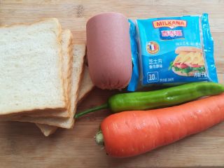 1、百变大眼怪三明治,准备好做三明治需要用到的材料