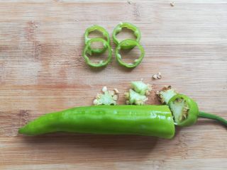 3、百变大眼怪三明治,青椒切成圆环，去籽备用