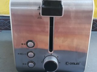 7、百变大眼怪三明治,吐司片放入多士炉里一档烤一下