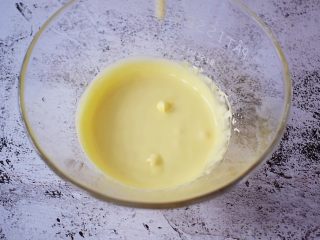 4、蛋黄溶豆,用电动打蛋器打发至蓬松发白，提起打蛋器滴落时纹路不易消失，蛋黄浓稠状即可