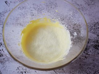 5、蛋黄溶豆,筛入能立多幼儿配方奶粉