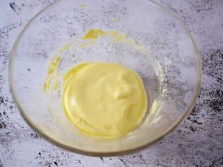 6、蛋黄溶豆,翻拌均匀