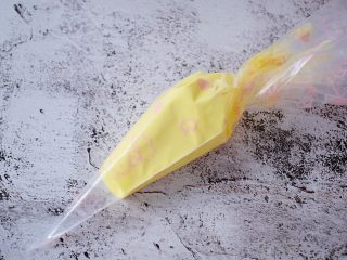 7、蛋黄溶豆,装入裱花袋