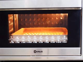 9、蛋黄溶豆,放入预热好的烤箱，上下火90度，中层25-30分钟，根据你挤的溶豆大小而定，如果烤好取不下来，就放回烤箱烤5-10分钟