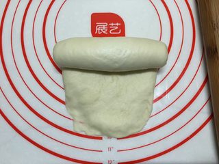 12、基础白吐司（波兰种）,自上而下卷起，收口地方的面团可以用手指压一下，卷好后捏紧