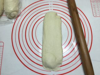 14、基础白吐司（波兰种）,进行第二次擀面，继续擀成长条形
