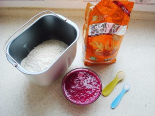 1、火龙果软欧包,火龙果打成果泥，多打几下，把火龙果的芝麻状的种子也打碎。食材称好备用。