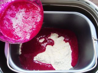 3、火龙果软欧包,倒入火龙果泥。