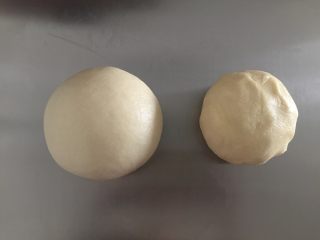 4、蛋黄酥,油酥皮所有材料合成光滑面团，水油皮和油酥皮分别包上保鲜膜静置30分钟