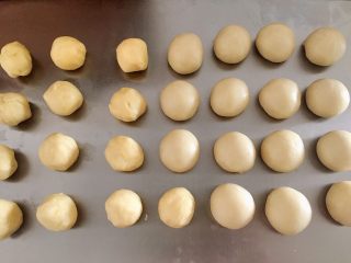 5、蛋黄酥,水油皮和油酥皮分别平均分成15小份