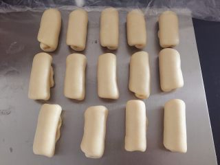 11、蛋黄酥,卷好所有的酥皮，盖上保鲜膜静置20分钟
