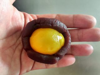 15、蛋黄酥,红豆沙分成25克1份，包住烤好放凉的咸鸭蛋黄
