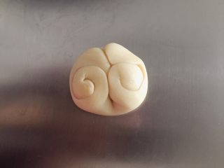 17、蛋黄酥,取一份酥皮，中指从中间压下，两边向中间卷好（如图）