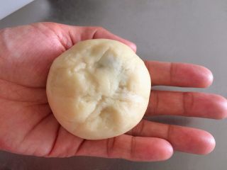 19、蛋黄酥,虎口慢慢收紧，收口捏紧