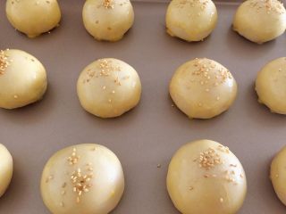 21、蛋黄酥,分别均匀地刷上蛋黄液，放上适量能熟白芝麻