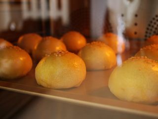 23、蛋黄酥,开始变金黄色了