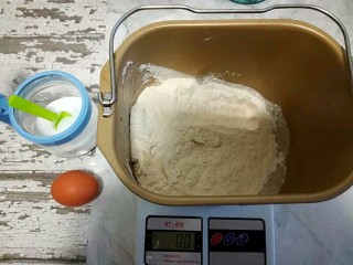 1、馓子,首先把所有的材料准备好,芝麻随意,放一些吃起来会更香。