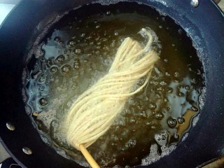 14、馓子,等到炸定型后,再拿掉筷子。