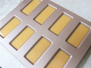 10、小嶋老师的经典费南雪蛋糕,入模八分满。模具不需要涂油撒粉