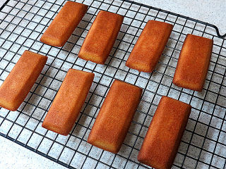 13、小嶋老师的经典费南雪蛋糕,出炉后模具倒扣，轻松脱模。没有粘黏，底部完整，颜色漂亮