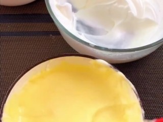 4、网红电饭煲蛋糕,把打发的蛋清加入打好的蛋黄里面搅拌均匀