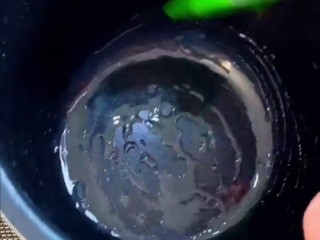 5、网红电饭煲蛋糕,电饭煲刷一层油倒入蛋糕湖