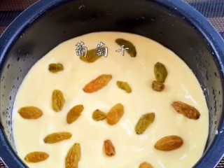 6、网红电饭煲蛋糕,放入葡萄干。