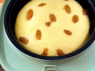 7、网红电饭煲蛋糕,电饭煲加热20分钟。