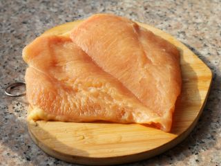 1、芝士爆浆鸡排,1、	鸡胸洗干净，从最厚处下刀，平刀把鸡排切成两半。用肉锤或者刀背敲打一下鸡胸肉，这样更入味。