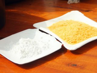 5、芝士爆浆鸡排,5、	准备好淀粉和面包糠。